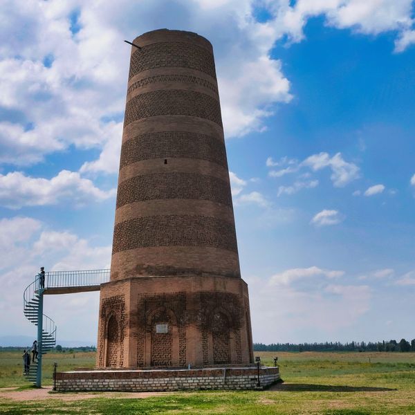 Voyage au Kirghizistan - La tour de Burana sous un ciel bleu nuageux
