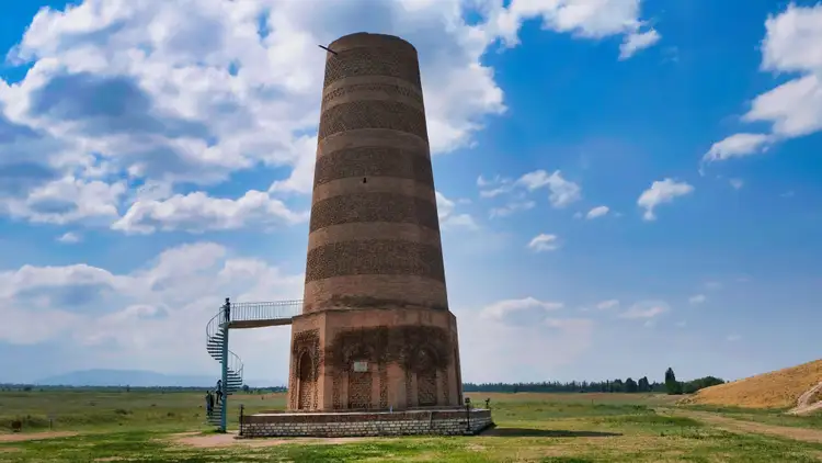 Voyage au Kirghizistan - La tour de Burana sous un ciel bleu nuageux