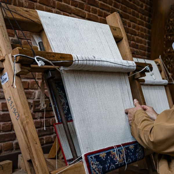 Voyage au Kirghizistan - Femme en train de confectionner un tapis