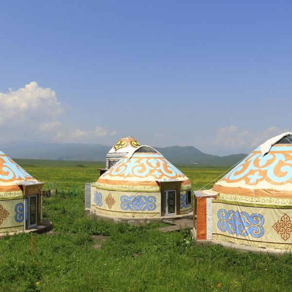 Voyage au Kirghizistan - Plusieurs yourtes au milieu de la steppe