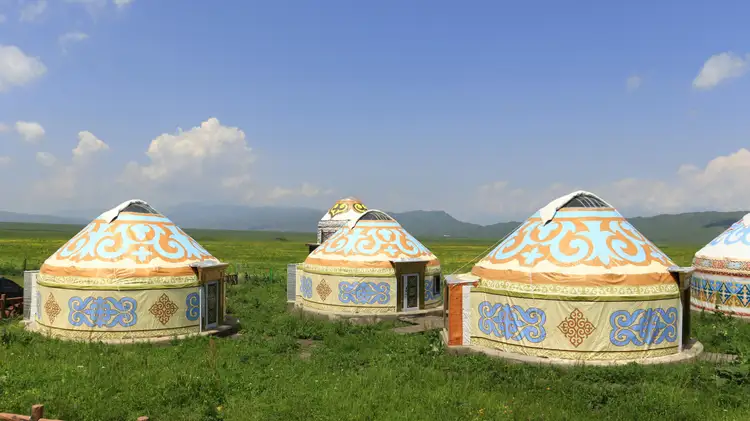 Voyage au Kirghizistan - Plusieurs yourtes au milieu de la steppe