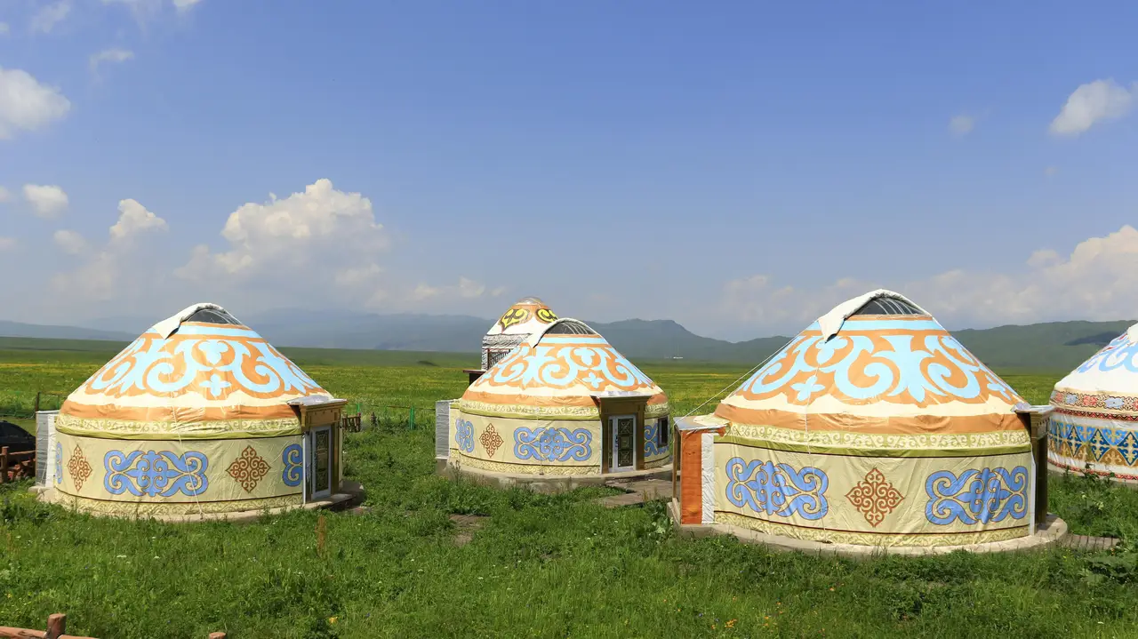Voyage au Kirghizistan - Plusieurs yourtes au milieu de la steppe