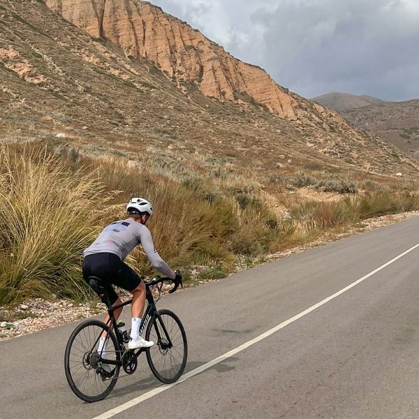 Voyage au Kirghizistan - Cycliste sur une route à Cholpon Ata