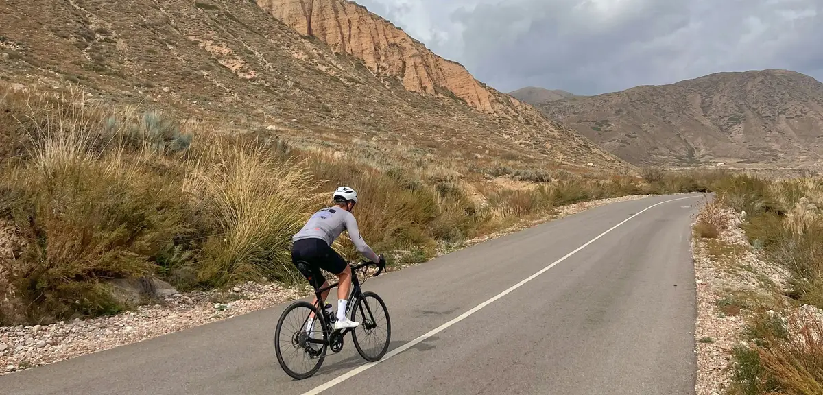 Voyage au Kirghizistan - Cycliste sur une route à Cholpon Ata