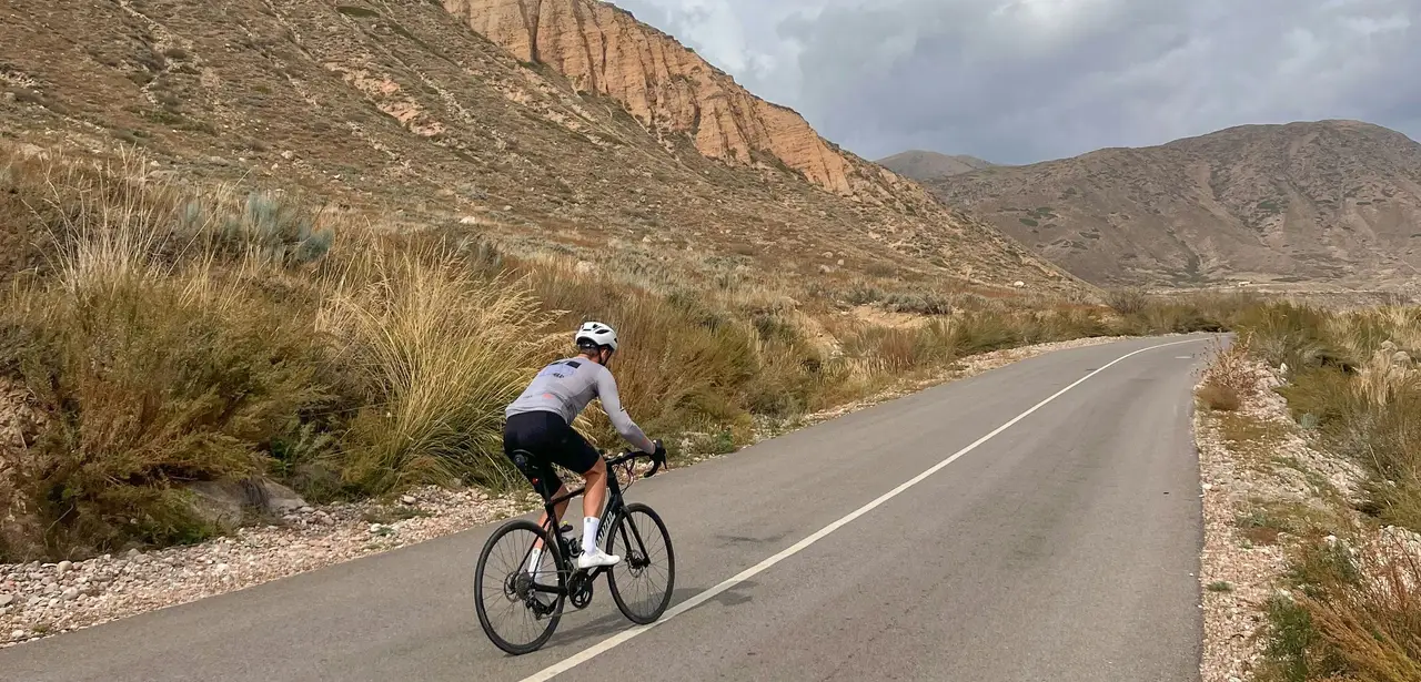 Voyage au Kirghizistan - Cycliste sur une route à Cholpon Ata