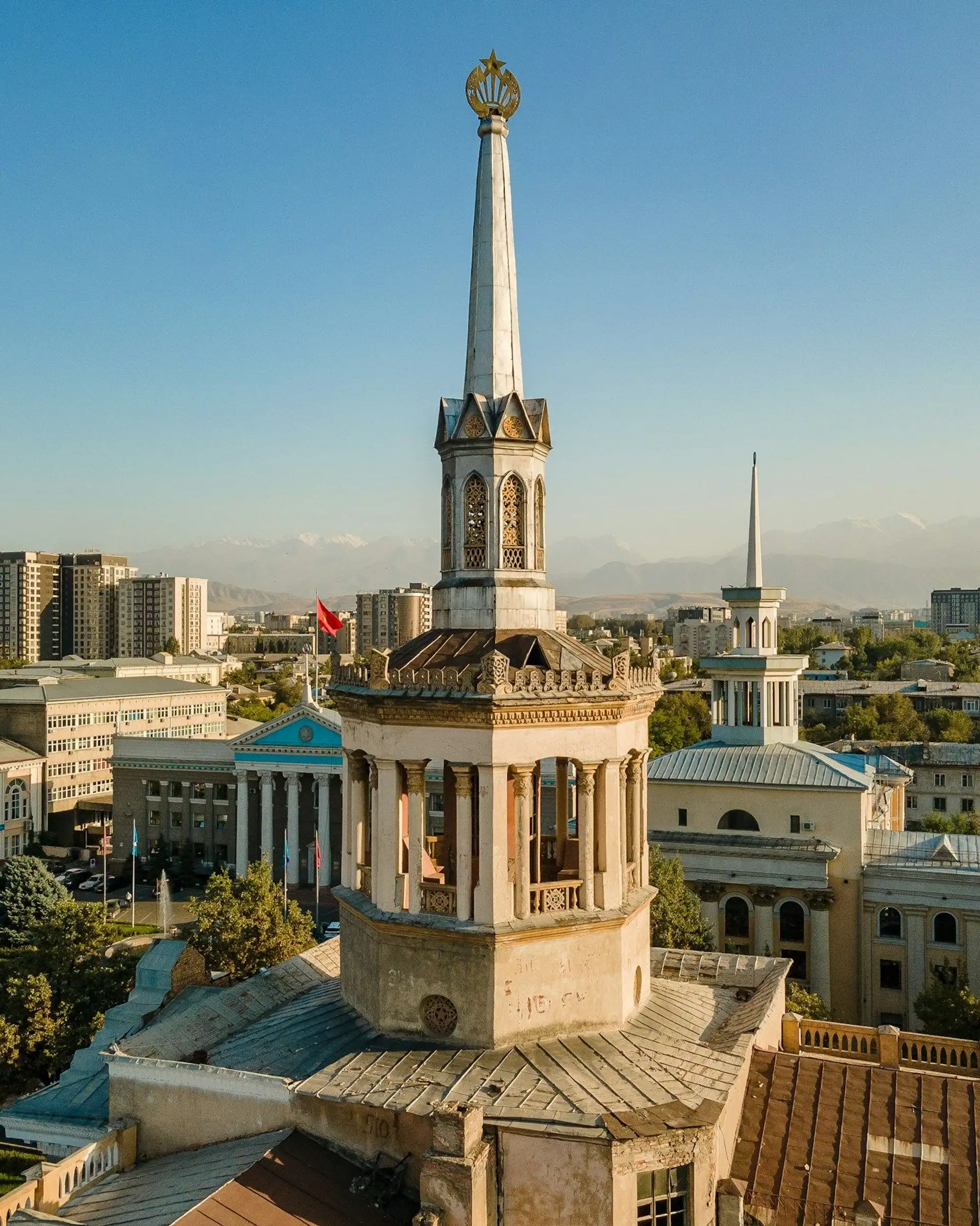 Voyage au Kirghizistan - Vue sur l'architecture soviétique de Bichkek devant les montagnes Tian Shan