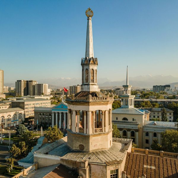 Voyage au Kirghizistan - Vue sur l'architecture soviétique de Bichkek devant les montagnes Tian Shan