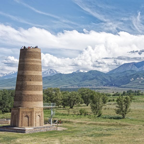 Voyage au Kirghizistan - Tour de Burana et chaîne de montagnes en arrière plan