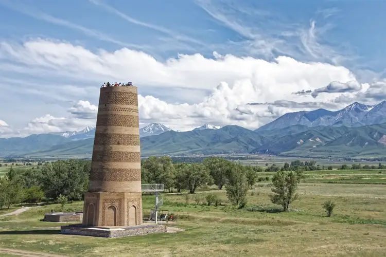 Voyage au Kirghizistan - Tour de Burana et chaîne de montagnes en arrière plan