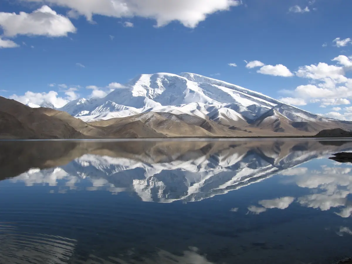 Voyage au Kirghizistan - Le lac de Karakol et ses montagnes enneigées en arrière plan