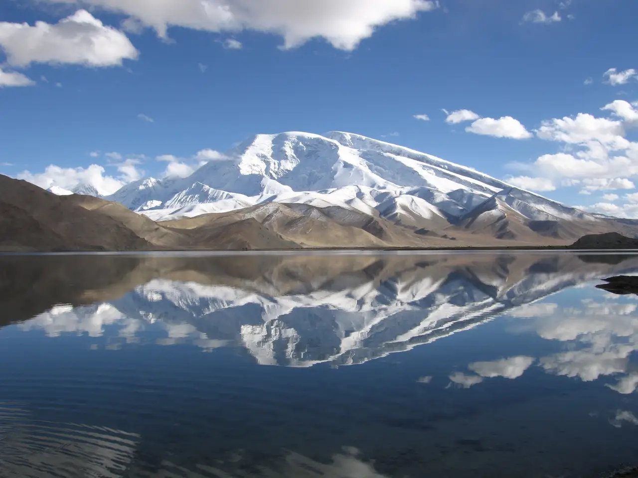 Voyage au Kirghizistan - Le lac de Karakol et ses montagnes enneigées en arrière plan