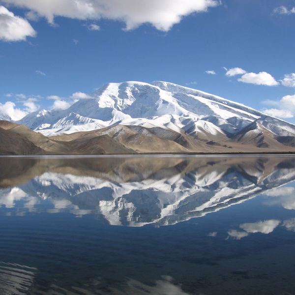 Voyage au Kirghizistan - Le lac de Karakol et ses montagnes enneigées en arrière plan
