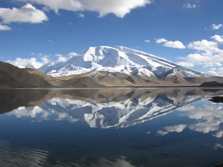 Voyage au Kirghizistan - Le lac de Karakol et ses montagnes enneigées en arrière plan