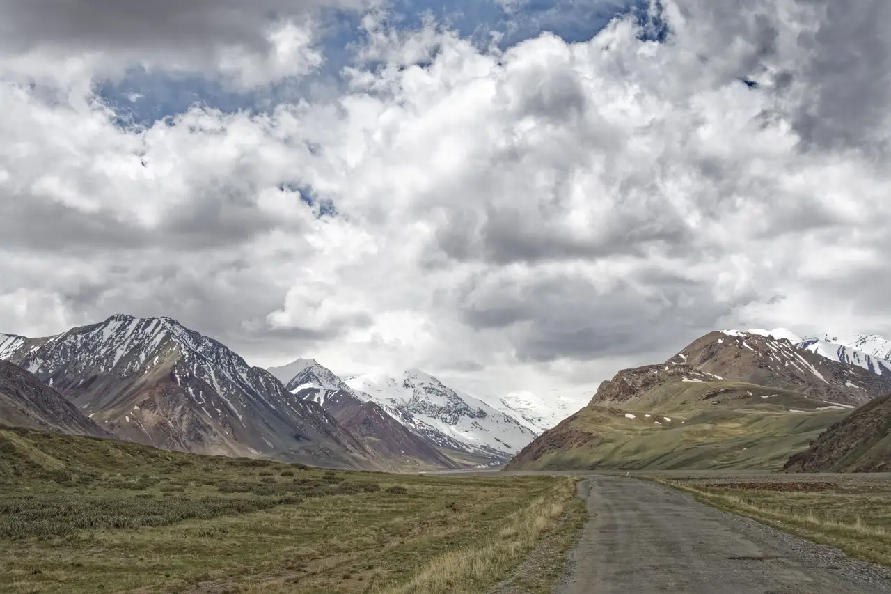 Voyage au Kirghizistan - Chaîne de montagnes recouverte de nuages au Kirghizistan