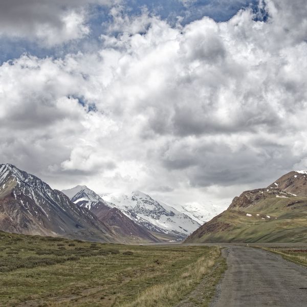 Voyage au Kirghizistan - Chaîne de montagnes recouverte de nuages au Kirghizistan