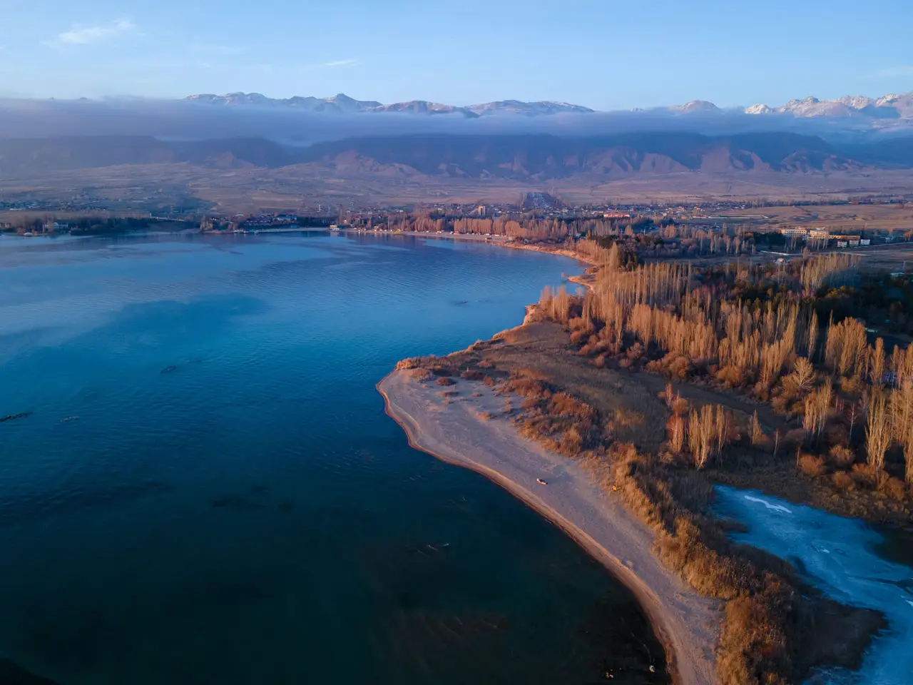 Voyage au Kirghizistan - Vue aérienne sur le Lac Issyk Koul