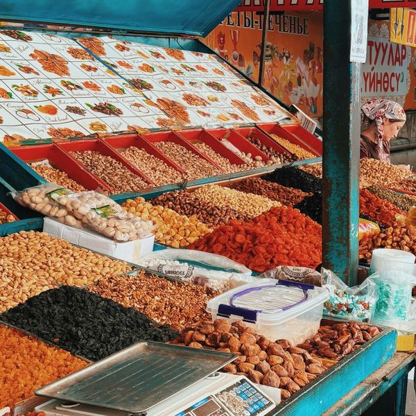 Voyage au Kirghizistan - Homme à son stand du bazar de Bichkek