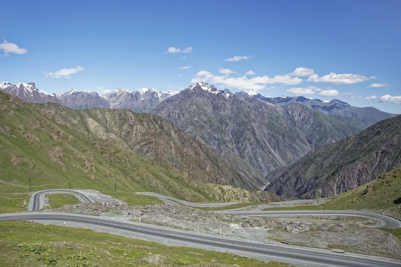 Voyage au Kirghizistan - Route sinueuse franchissant le col Too-Ashuu