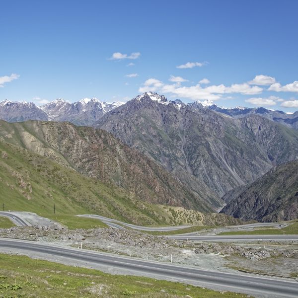 Voyage au Kirghizistan - Route sinueuse franchissant le col Too-Ashuu