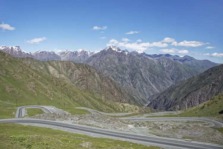 Voyage au Kirghizistan - Route sinueuse franchissant le col Too-Ashuu