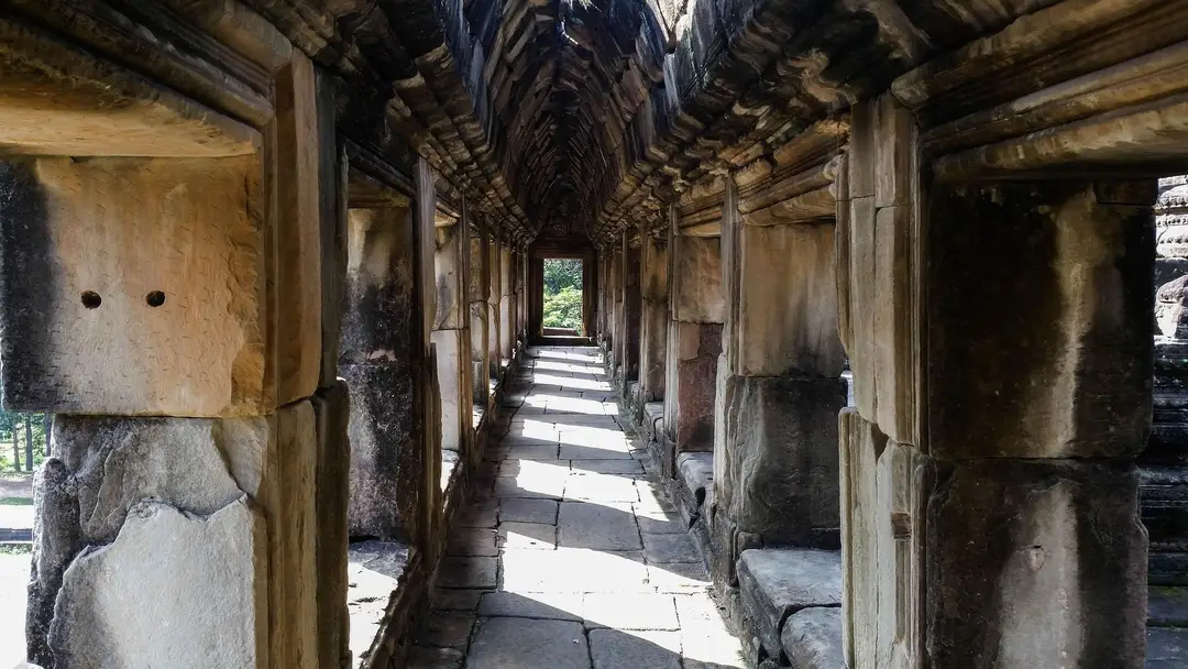Galerie couverte en pierre, une prouesse architecturale caractéristique du temple du Baphuon