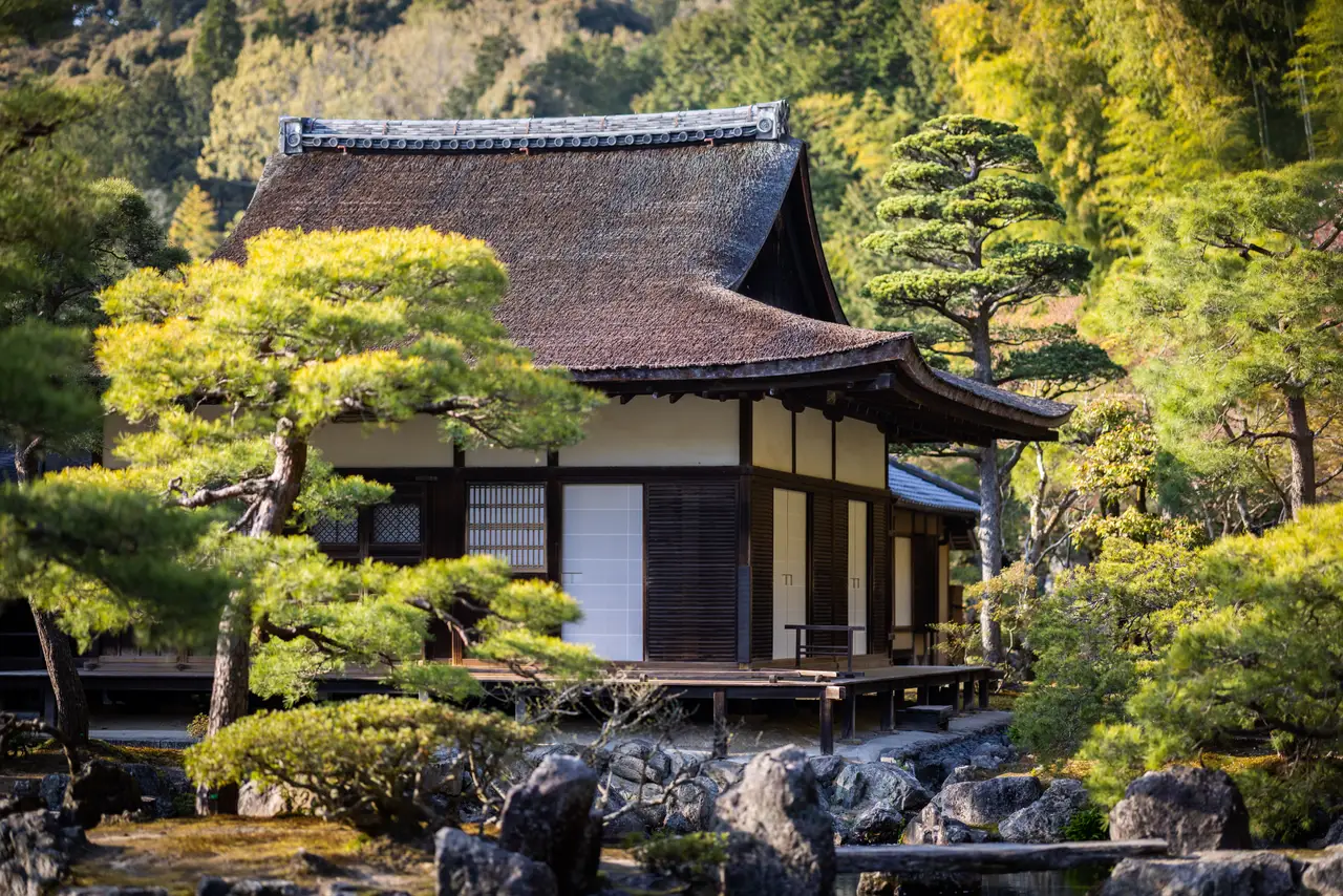 Voyage en Asie – Le temple Ginkaku-ji, ou Pavillon d'argent, entouré de arbres et d'un jardin zen traditionnel à Kyoto au Japon.