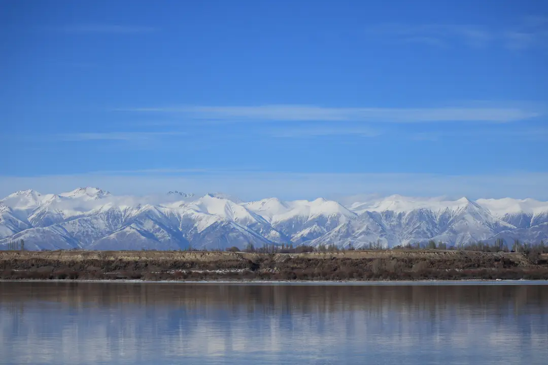 Montagnes enneigées et lac Issyk Koul au premier plan