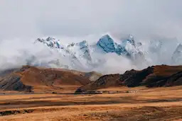 La Tour Burana, ancien minaret de la Route de la Soie, devant les montagnes du Kirghizistan