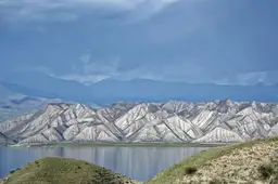 Voyage au Kirghizistan, Lac dans la chaîne de montagnes