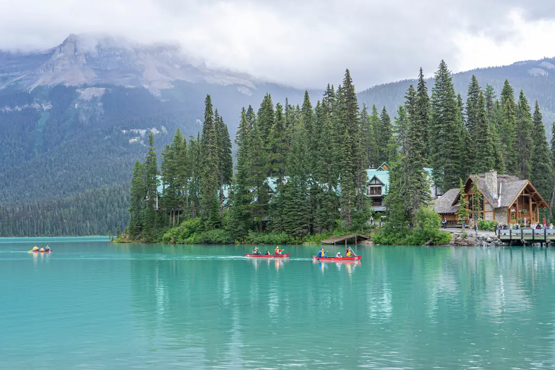 Lac Moraine (Moraine Lake), situé dans le parc national de Banff, en Alberta, au Canada.