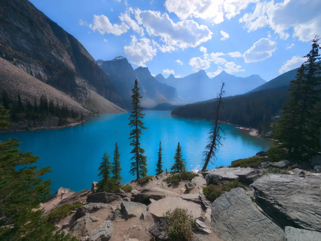 Le lac Moraine et ses eaux turquoise entourées de montagnes, dans le parc national de Banff, au Canada.