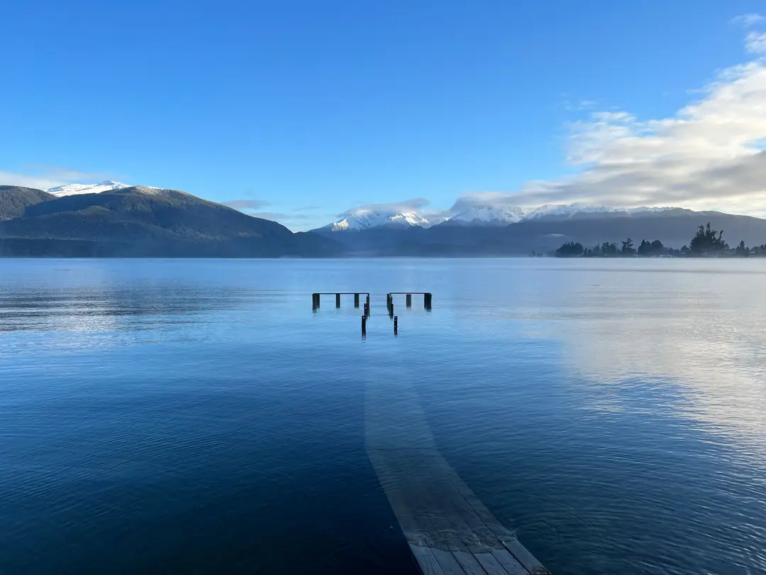 lac Te Anau (Lake Te Anau), situé dans la région du Fiordland sur l'Île du Sud de la Nouvelle-Zélande