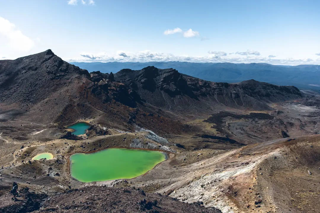 Lacs émeraude entourés de reliefs montagneux sur le Tongariro Northern Circuit