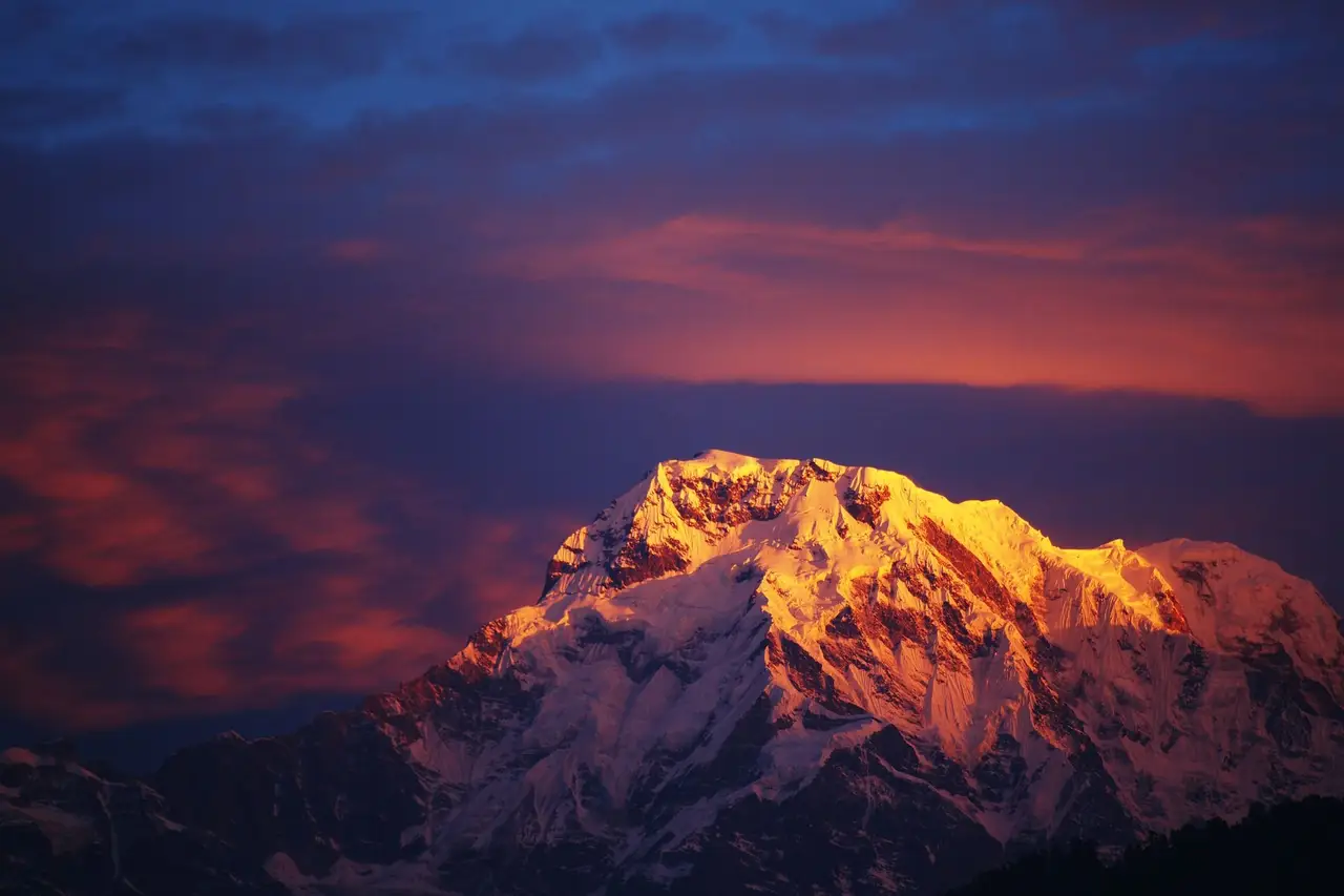 la chaine himalayenne au coucher de soleil