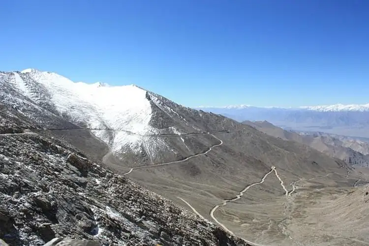 Fahrt über den khardungla-pass in Indien