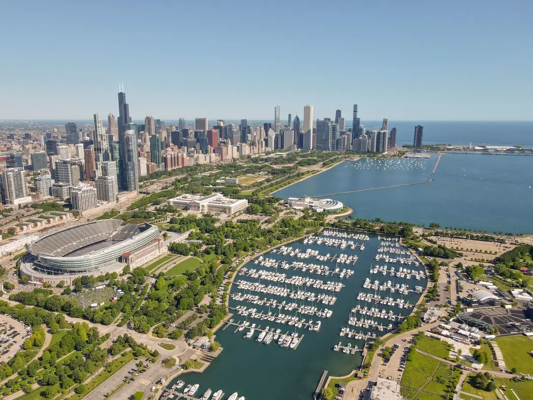 Vue sur la skyline de Chicago, le lac Michigan et le stade Soldier Field.