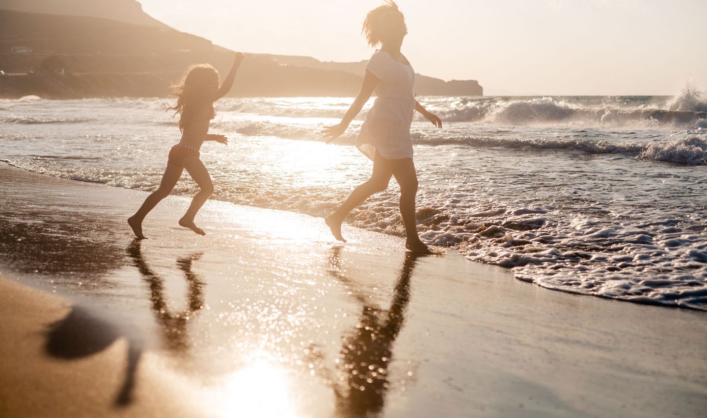 Voyage en Indonésie - mère et enfants jouent sur une plage à Lombok