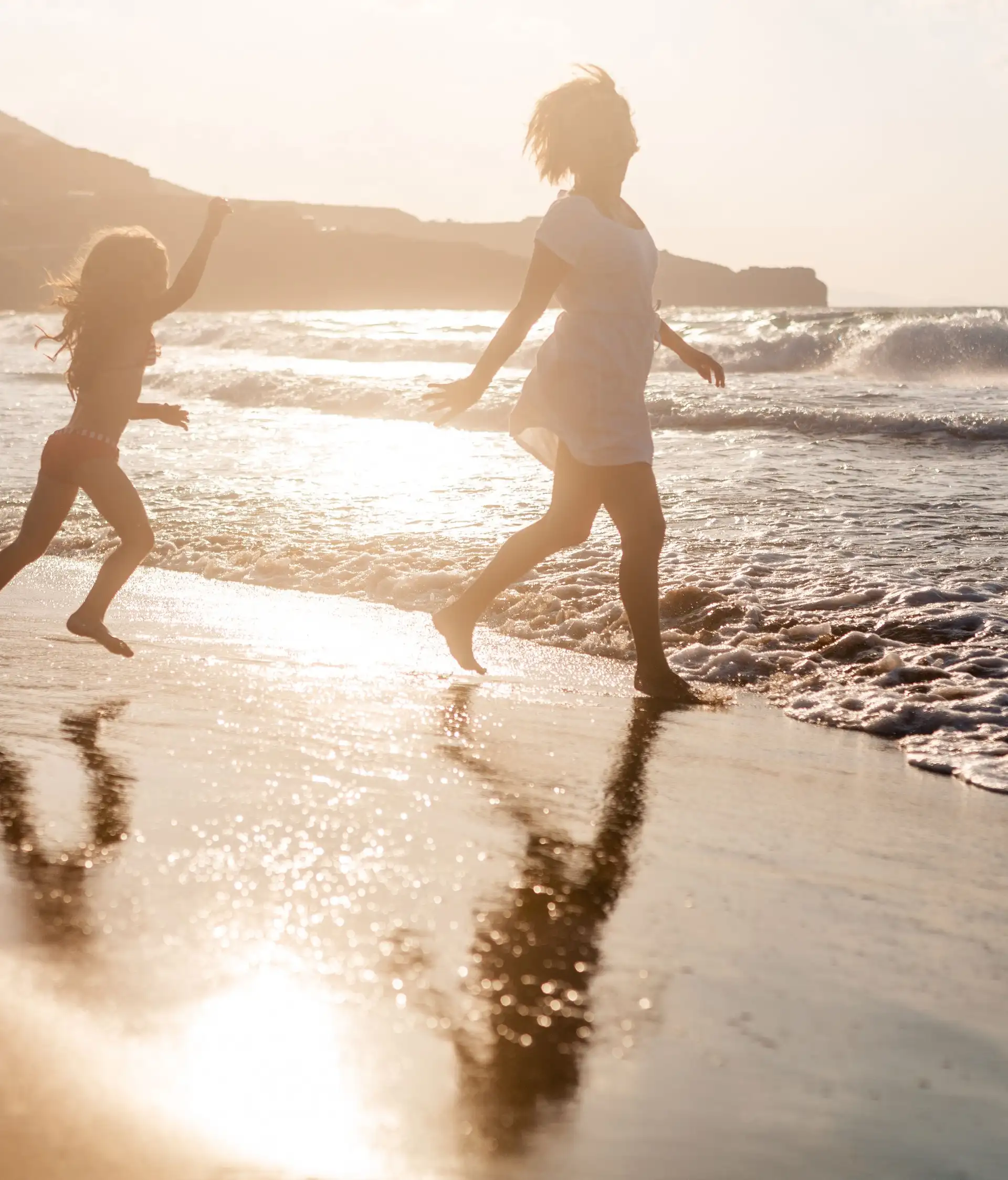 Voyage en Indonésie - mère et enfants jouent sur une plage à Lombok