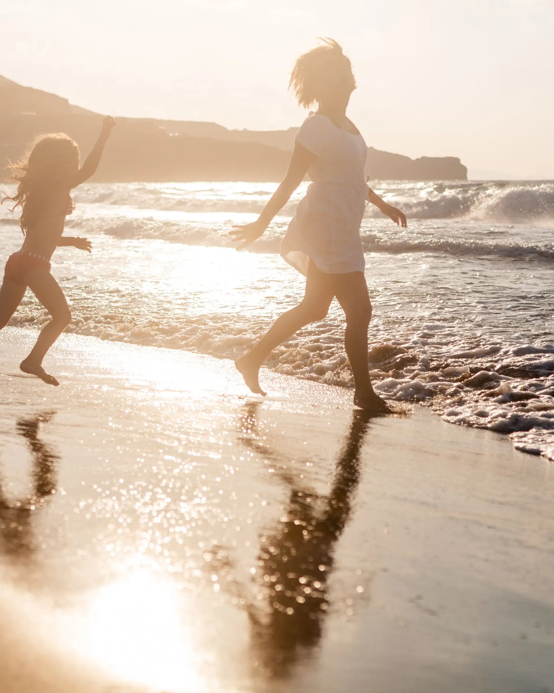Voyage en Indonésie - mère et enfants jouent sur une plage à Lombok
