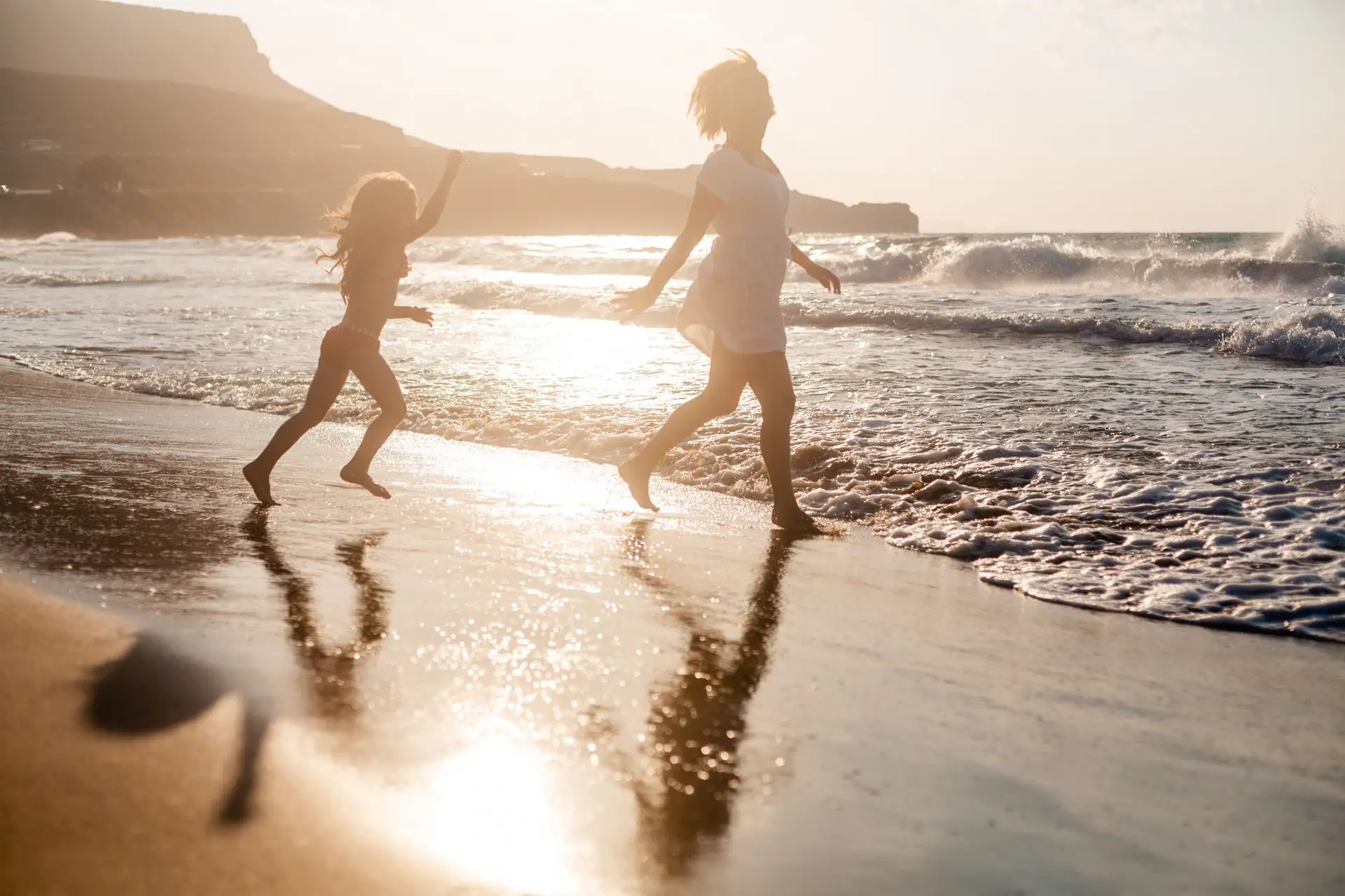 Voyage en Indonésie - mère et enfants jouent sur une plage à Lombok