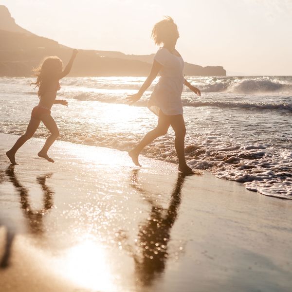 Voyage en Indonésie - mère et enfants jouent sur une plage à Lombok