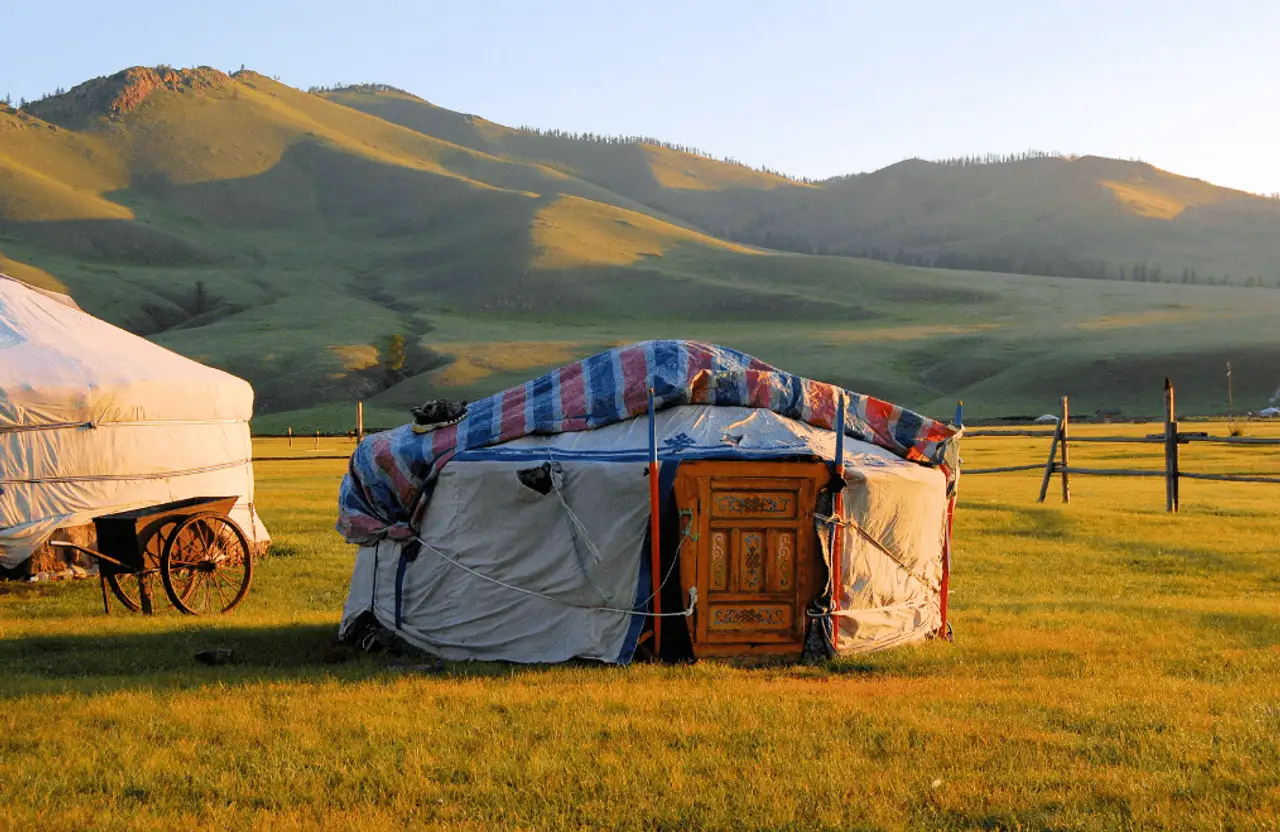 coucher-de-soleil-oulan-bator-yourtes-sunset