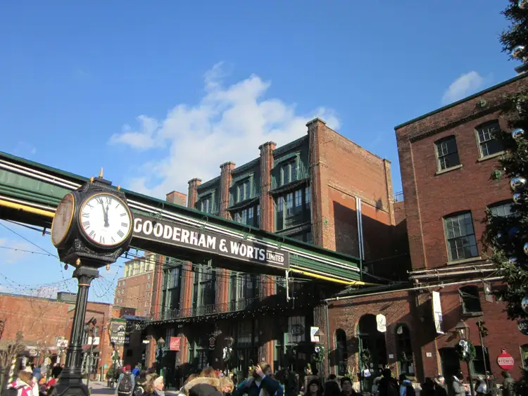 Horloge rétro d'époque Gooderham and Worts devant des bâtiments industriels en briques rouges dans le Distillery District à Toronto