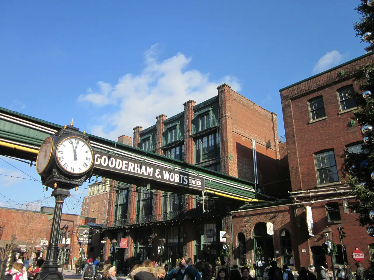 Horloge rétro d'époque Gooderham and Worts devant des bâtiments industriels en briques rouges dans le Distillery District à Toronto