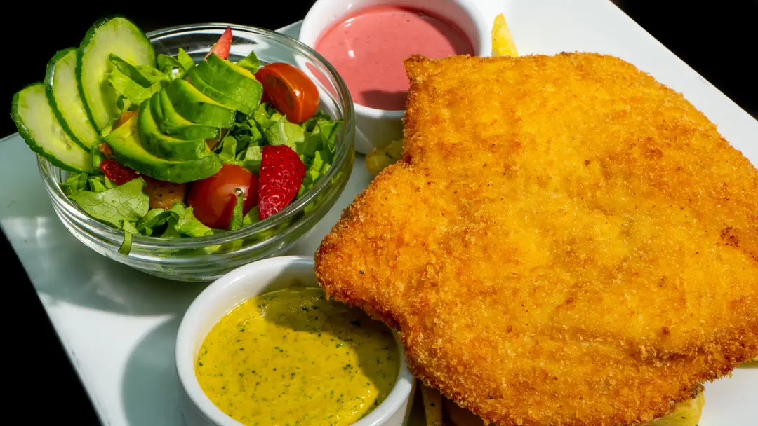 Milanesa argentine servie avec son accompagnement.