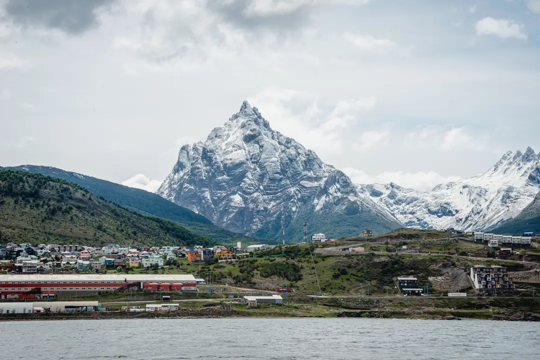 montagnes enneigées surplombant le paysage urbain d'Ushuaia, Argentine
