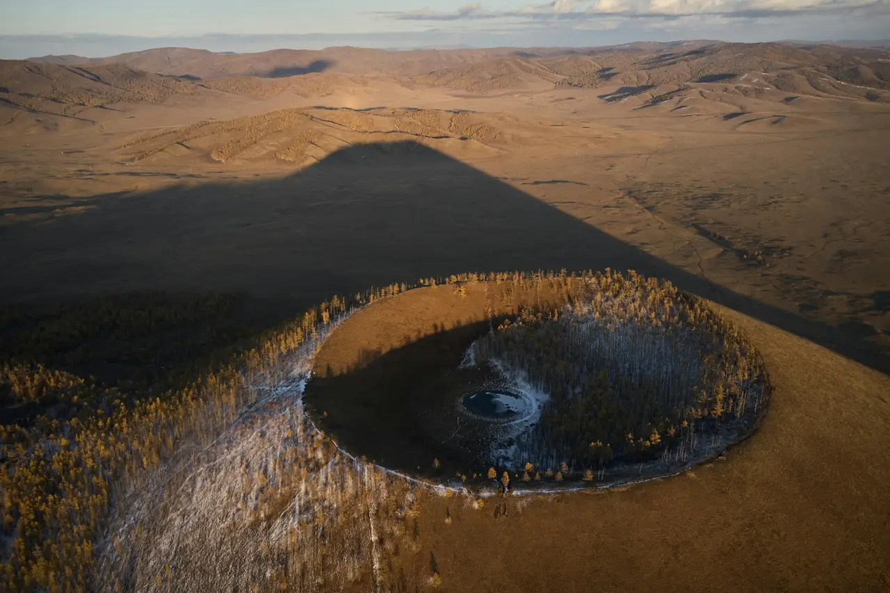 Cratère du volcan Khorgo au milieu de la steppe mongole