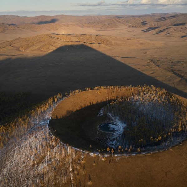 Cratère du volcan Khorgo au milieu de la steppe mongole