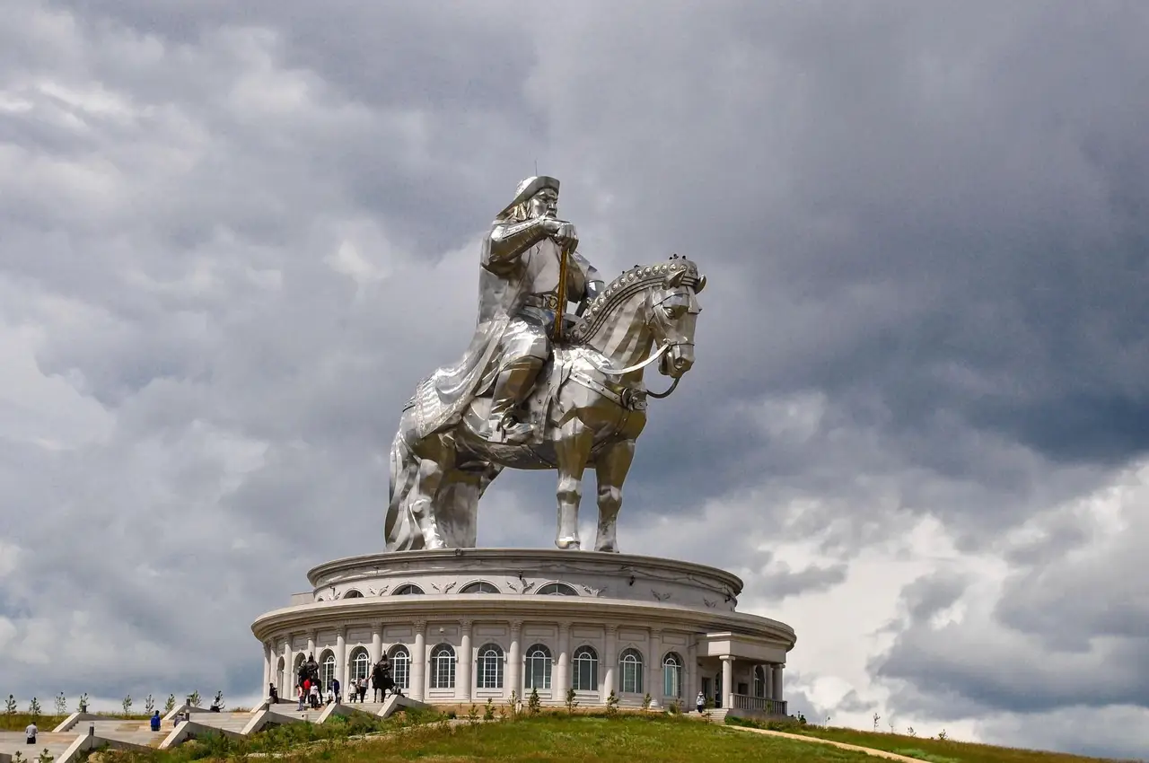 Monument de Gengis Khan sous les nuages