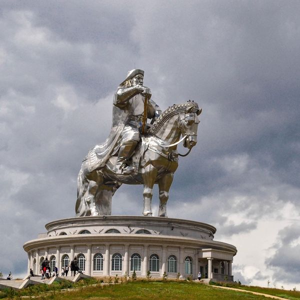 Monument de Gengis Khan sous les nuages